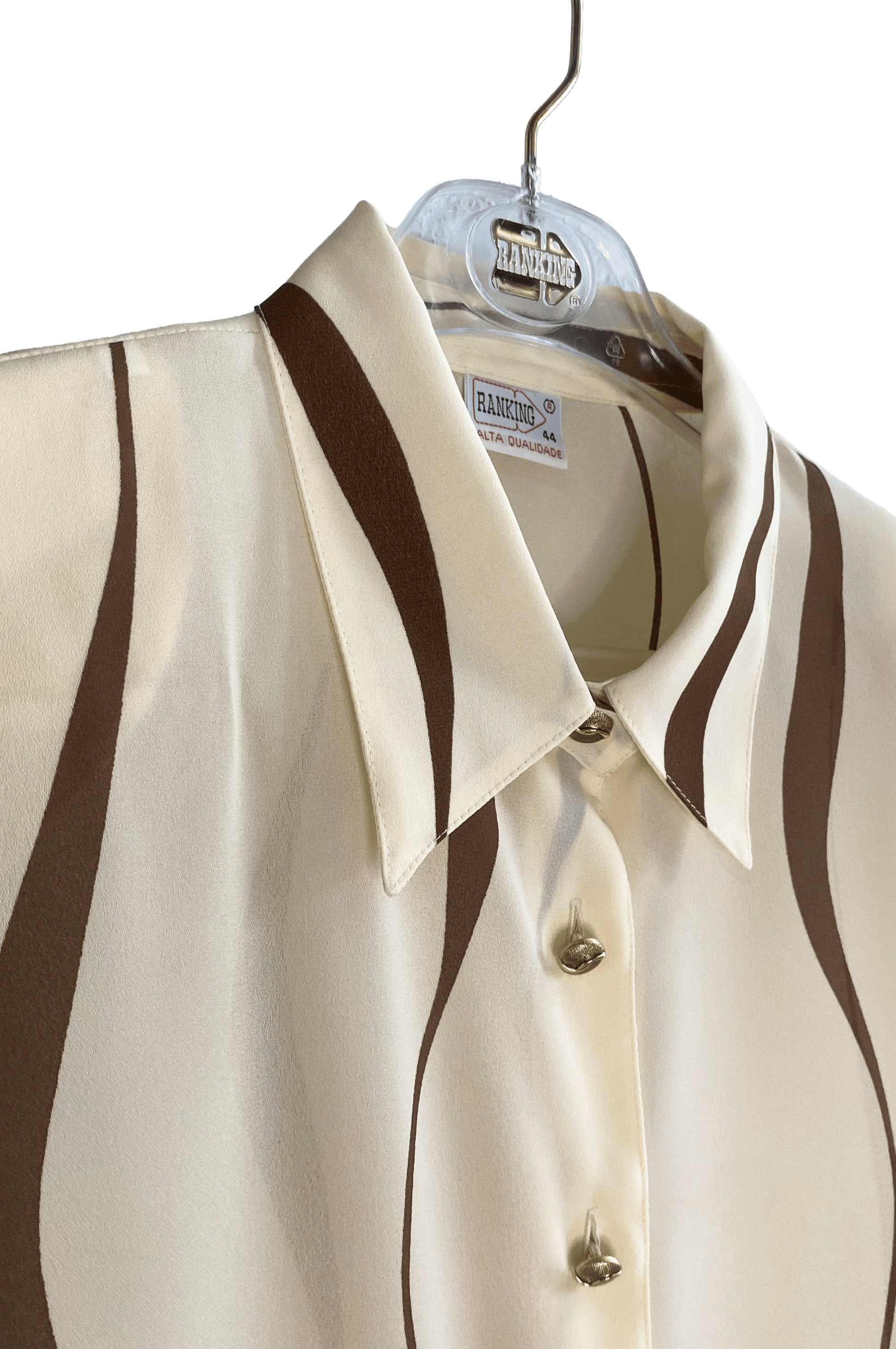 Camisa com detalhes
